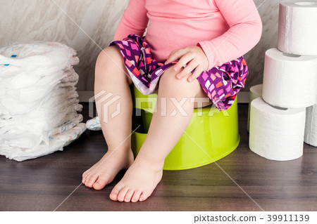 the girl sits on green pot, learns basic hygiene 39911139