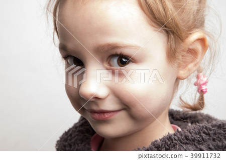 Cute little smile girl Cute little smile girl 39911732