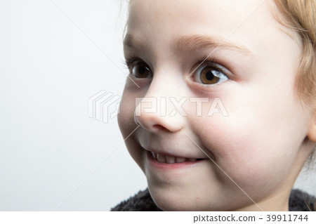 Cute little smile girl Cute little smile girl 39911744