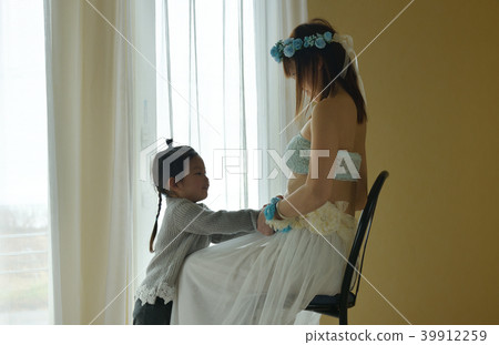Taking portrait of pregnant woman and daughter Taking portrait of pregnant woman and daughter 39912259