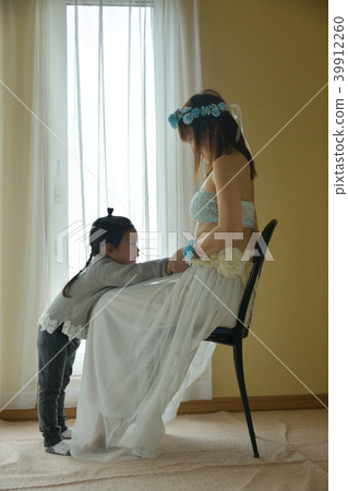 Taking portrait of pregnant woman and daughter Taking portrait of pregnant woman and daughter 39912260