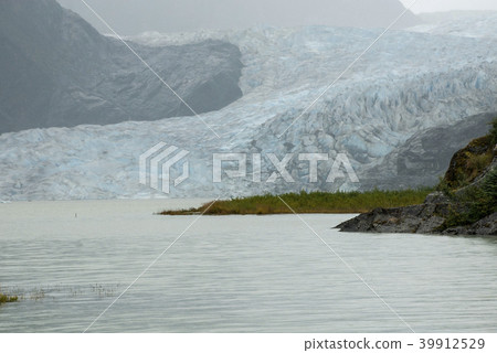 USA Alaska - Mendenhall Glacier and Lake 39912529
