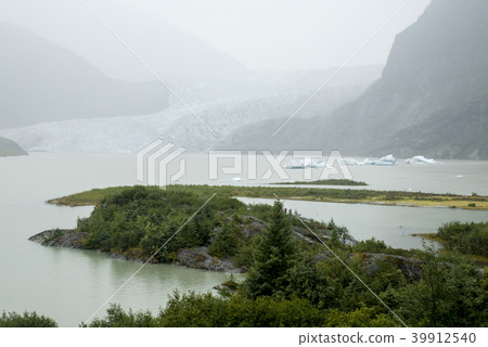 USA Alaska - Mendenhall Glacier and Lake 39912540