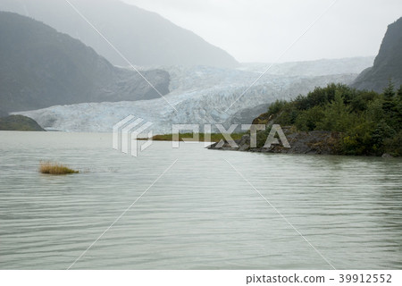 USA Alaska - Mendenhall Glacier and Lake 39912552