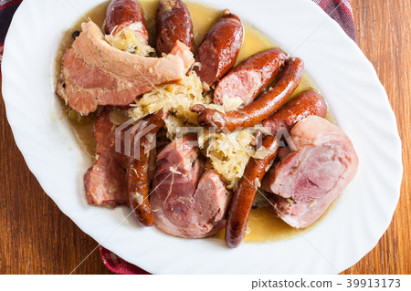 Choucroute garnie. Alsatian sauerkraut 39913173