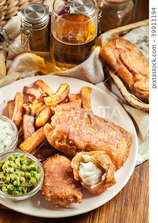 Traditional fish in beer batter and chips 39913194