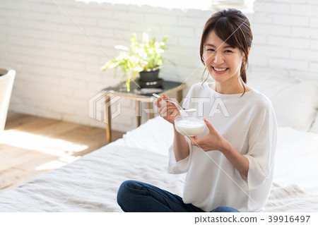 年輕女子（酸奶） 39916497