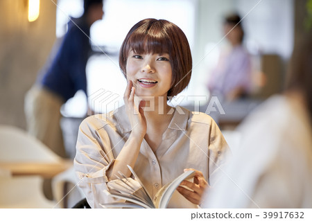 咖啡館女性 39917632