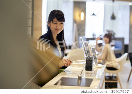 Receptionist Receptionist 39917937