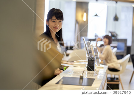 Receptionist 39917940