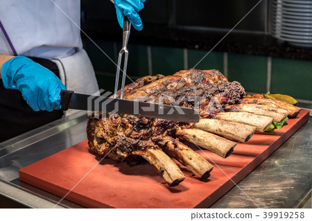 Chef carving beef 39919258