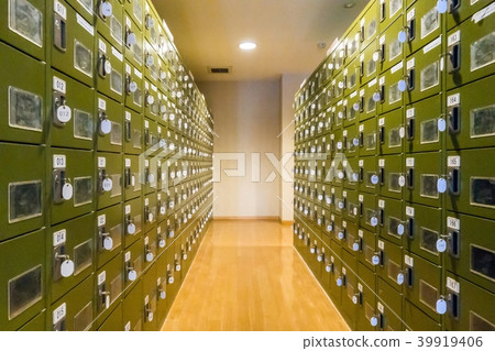 Locker room 39919406