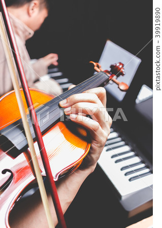 violinist jamming music with pianist violinist jamming music with pianist 39919890