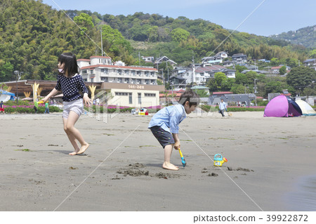 孩子們在海邊愉快地玩耍 孩子們在海邊愉快地玩耍 39922872