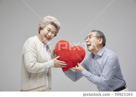 Couple, senior, old, old age, confession, proposal, love, couple Couple, senior, old, old age, confession, proposal, love, couple 39923163
