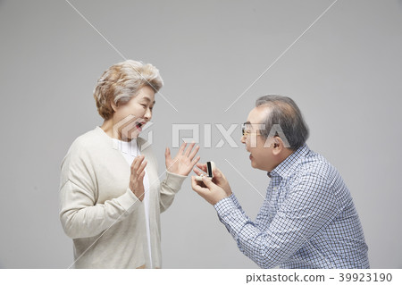 Couple, senior, old, old age, confession, proposal, love, couple Couple, senior, old, old age, confession, proposal, love, couple 39923190