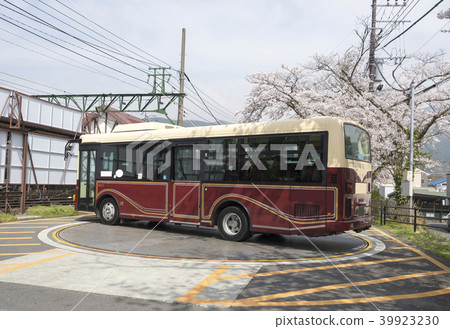 A bus that changes the direction of the car body on a turntable A bus that changes the direction of the car body on a turntable 39923230