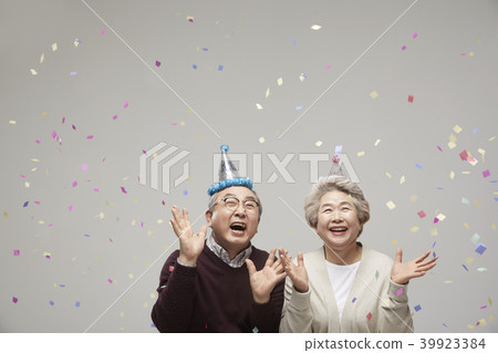 Couple, couple, celebration, birthday, anniversary, senior, elderly, old age, firework Couple, couple, celebration, birthday, anniversary, senior, elderly, old age, firework 39923384