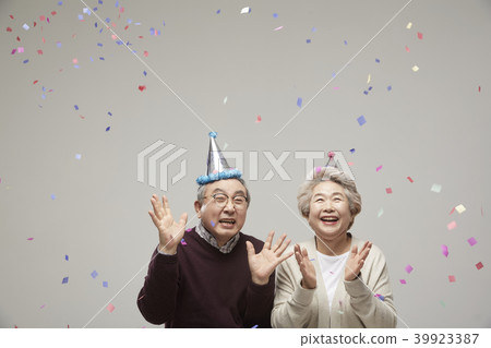 Couple, couple, celebration, birthday, anniversary, senior, elderly, old age, firework 39923387