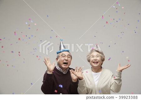 Couple, couple, celebration, birthday, anniversary, senior, elderly, old age, firework 39923388