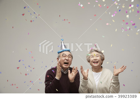 Couple, couple, celebration, birthday, anniversary, senior, elderly, old age, firework 39923389