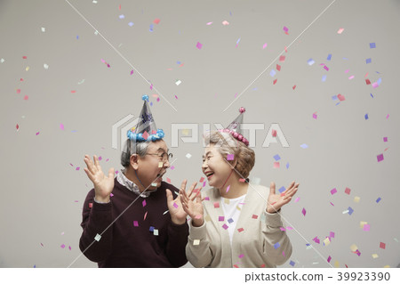 Couple, couple, celebration, birthday, anniversary, senior, elderly, old age, firework 39923390