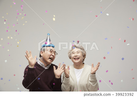 Couple, couple, celebration, birthday, anniversary, senior, elderly, old age, firework Couple, couple, celebration, birthday, anniversary, senior, elderly, old age, firework 39923392