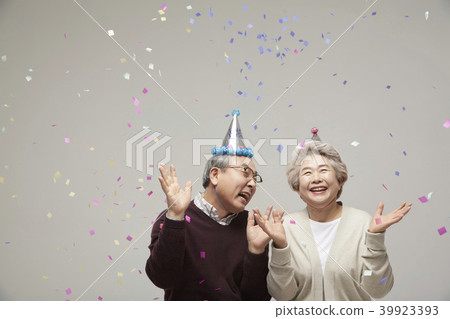 Couple, couple, celebration, birthday, anniversary, senior, elderly, old age, firework 39923393