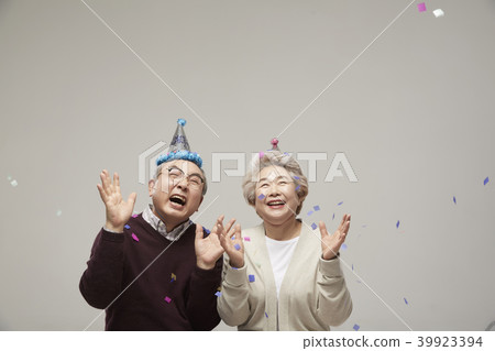 Couple, couple, celebration, birthday, anniversary, senior, elderly, old age, firework 39923394