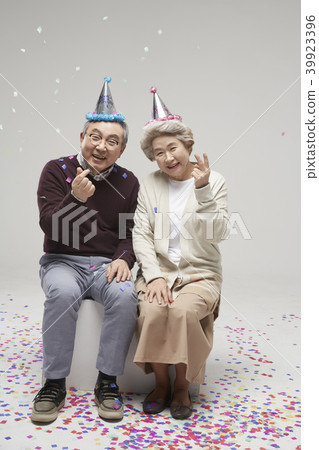 Couple, couple, celebration, birthday, anniversary, senior, elderly, old age, firework Couple, couple, celebration, birthday, anniversary, senior, elderly, old age, firework 39923396