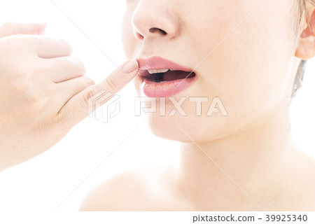 年輕女子新娘專業服務的美麗形象 39925340