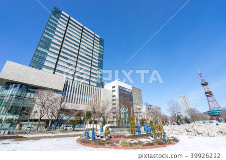 雪融化前進的札幌大通公園的圖像 39926212