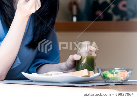 A woman eating breakfast　 39927064