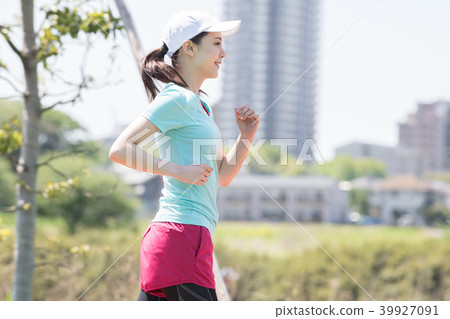 Young Japanese lady running 39927091