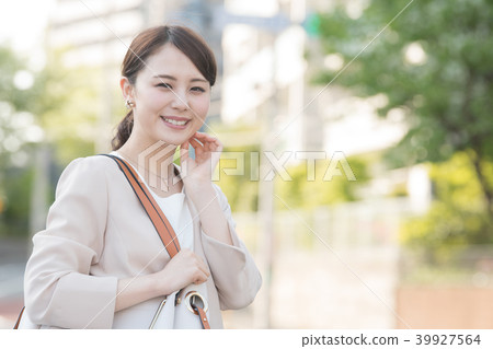 Young business woman commuting to work 39927564