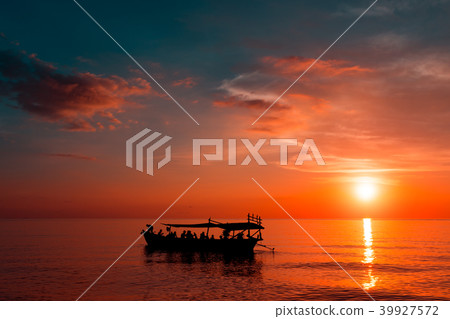 Beautiful Sunset at Sunset Beach and tourist boat Beautiful Sunset at Sunset Beach and tourist boat 39927572
