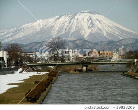 從Asahibashi看見的岩手山和北上河 從Asahibashi看見的岩手山和北上河 39928209