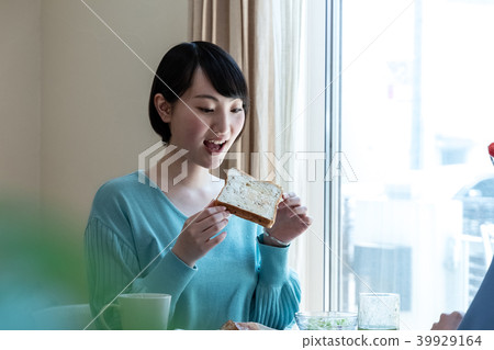 A woman eating breakfast　 39929164