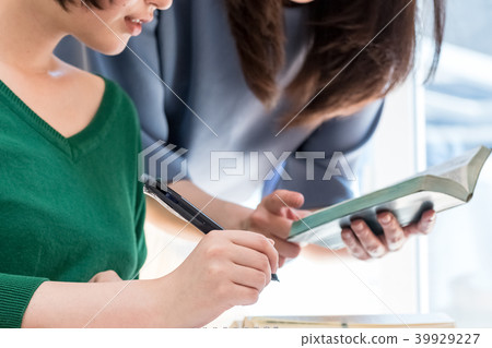 A tutor A tutor 39929227