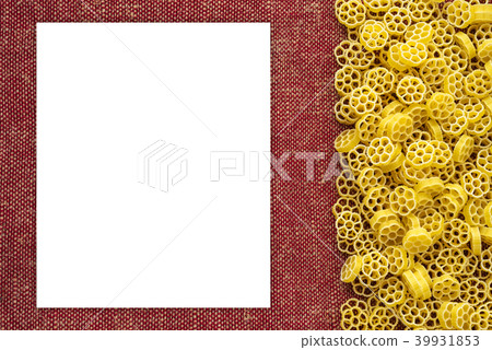 Macaroni ruote Beautiful decomposed pasta with the right, on its side on a rustic red-brown textured 39931853