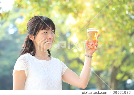 女人喝啤酒 39931983