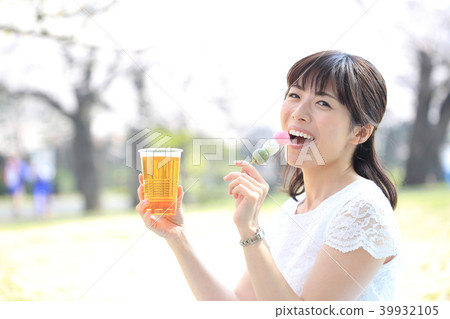 Women who look at flowers 39932105