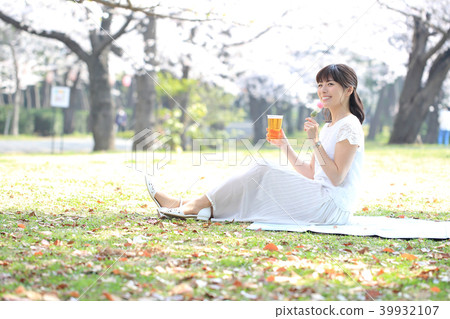 看花的女人 39932107