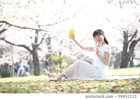 Women who look at flowers 39932123