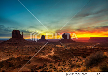 Sunrise over Monument Valley, Arizona, USA 39932138