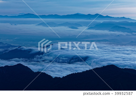 Asahi mountain peaks floating in the sea of clouds seen from Iidomotoyama 39932587