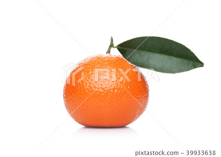 Fresh organic mandarin tangerine fruit with leaves 39933638