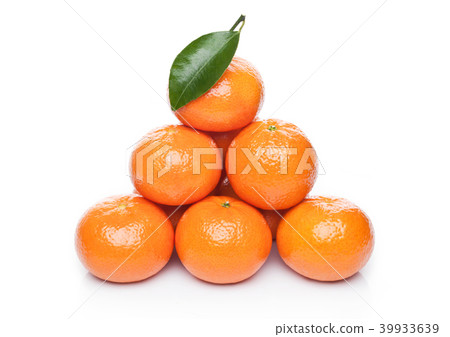 Fresh organic mandarin tangerine fruit with leaves 39933639