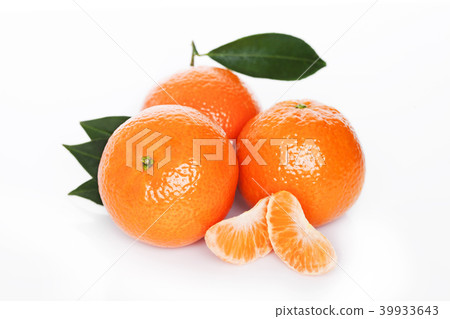 Fresh organic mandarin tangerine fruit with leaves Fresh organic mandarin tangerine fruit with leaves 39933643