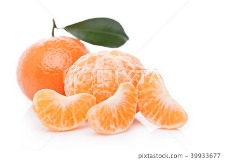 Fresh organic peeled mandarin fruit with leaves 39933677
